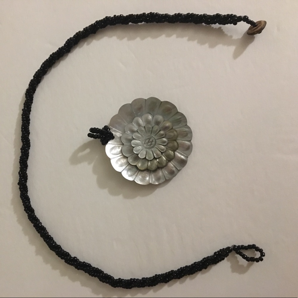Bead necklace with flower shell pendent - Picture 3 of 4